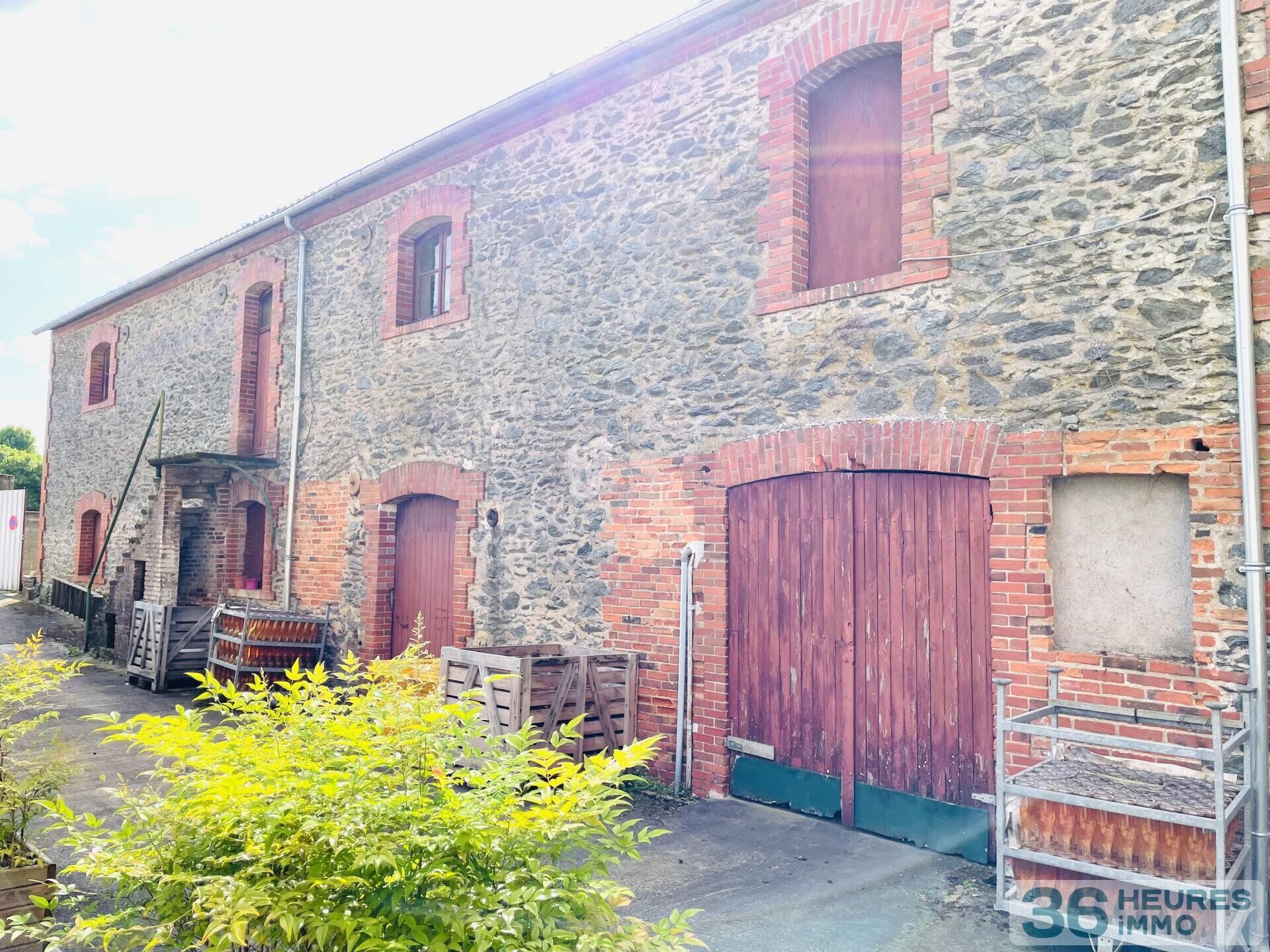 Ensemble immobilier *** 3 bâtisses *** potentiel de 640m2 *** hyper centre de VIHIERS