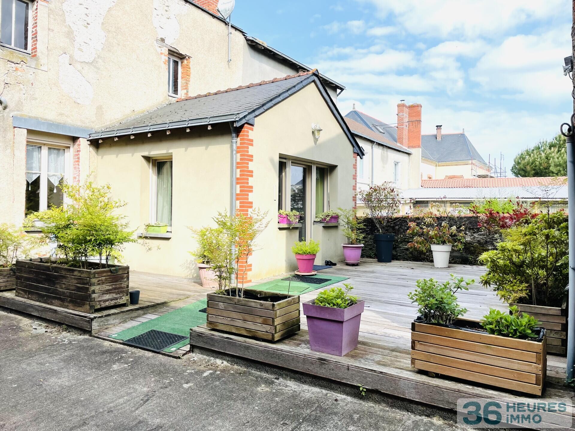 Ensemble immobilier *** 3 bâtisses *** potentiel de 640m2 *** hyper centre de VIHIERS