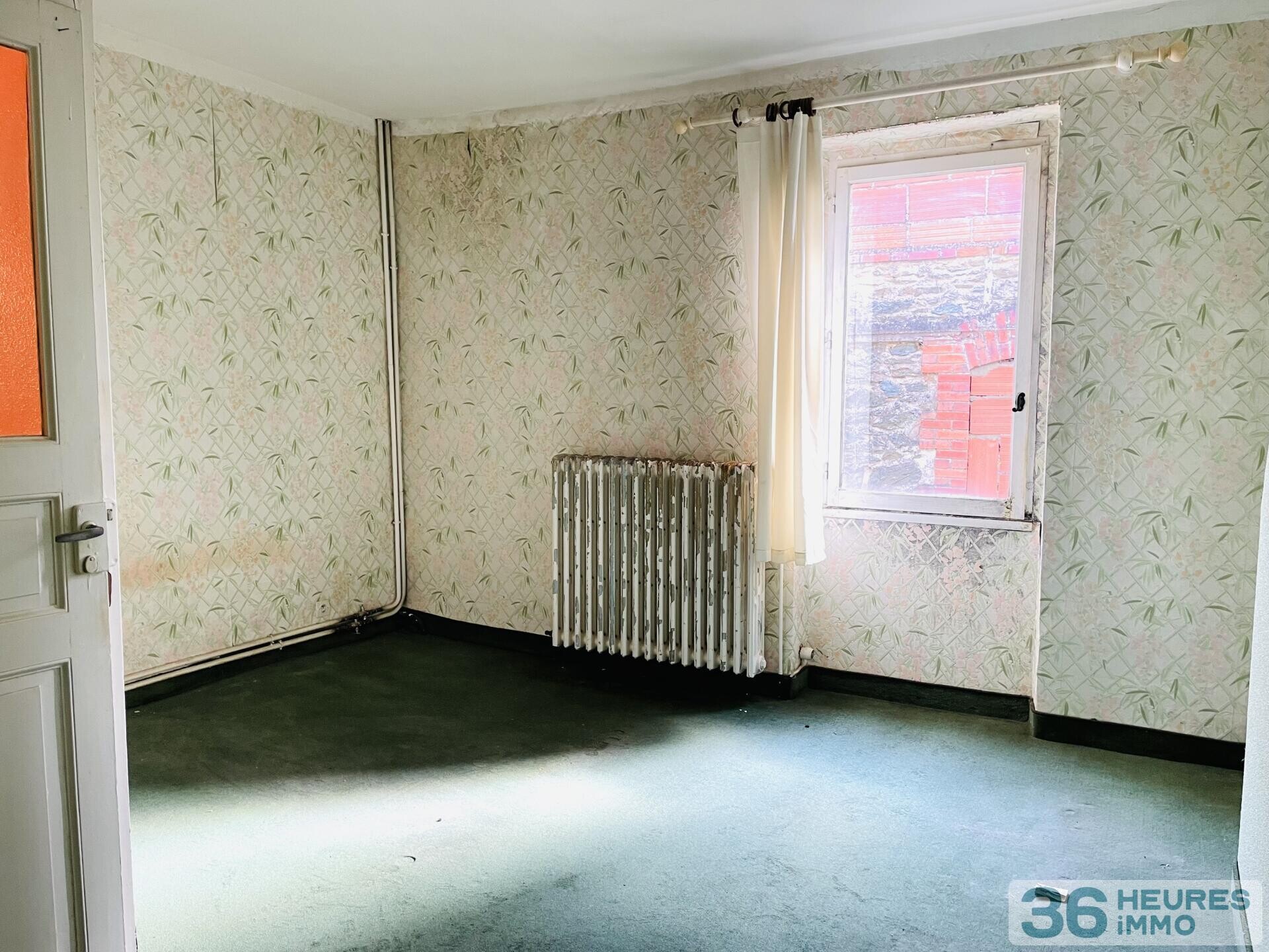 Ensemble immobilier *** 3 bâtisses *** potentiel de 640m2 *** hyper centre de VIHIERS