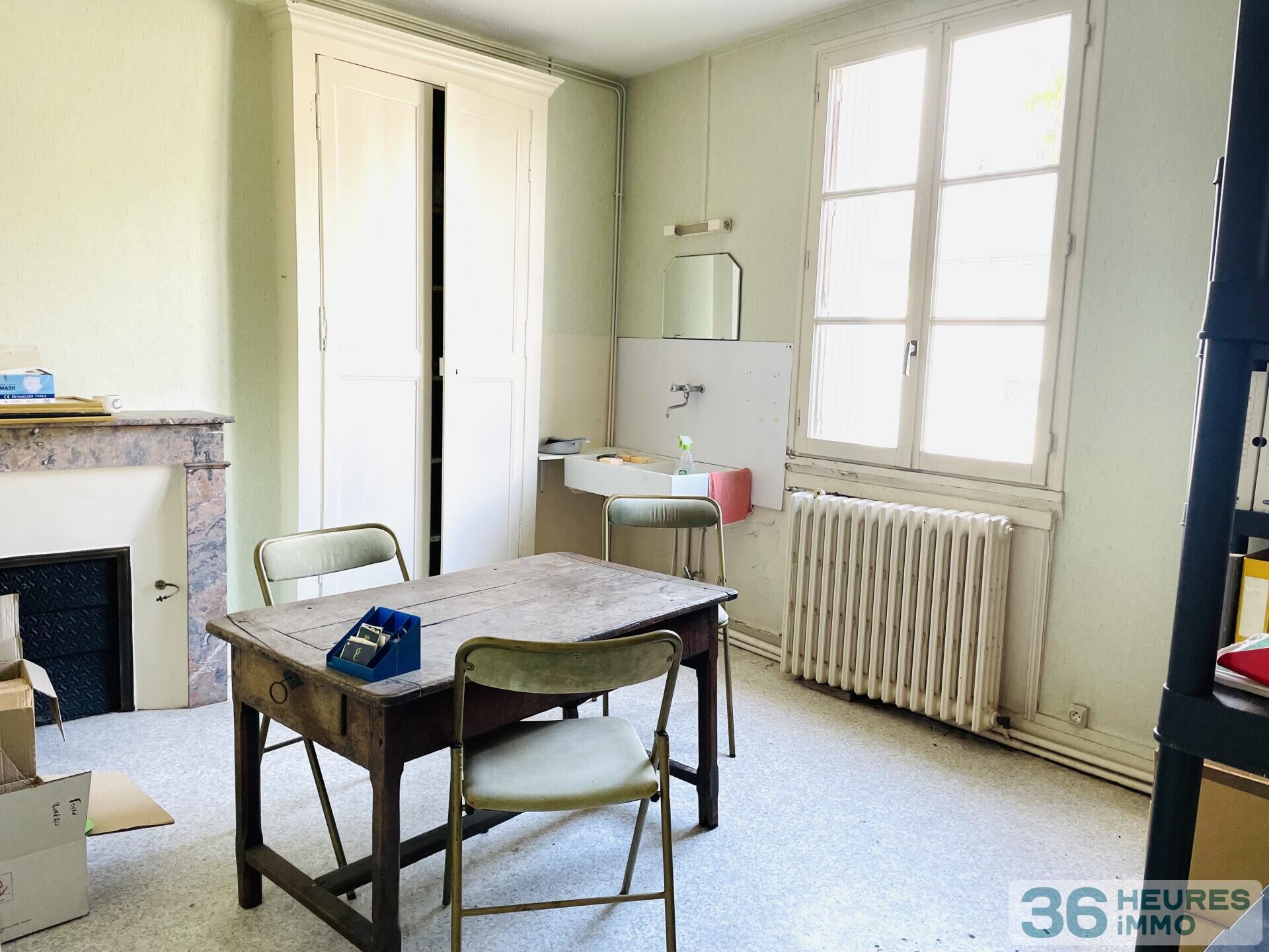 Ensemble immobilier *** 3 bâtisses *** potentiel de 640m2 *** hyper centre de VIHIERS