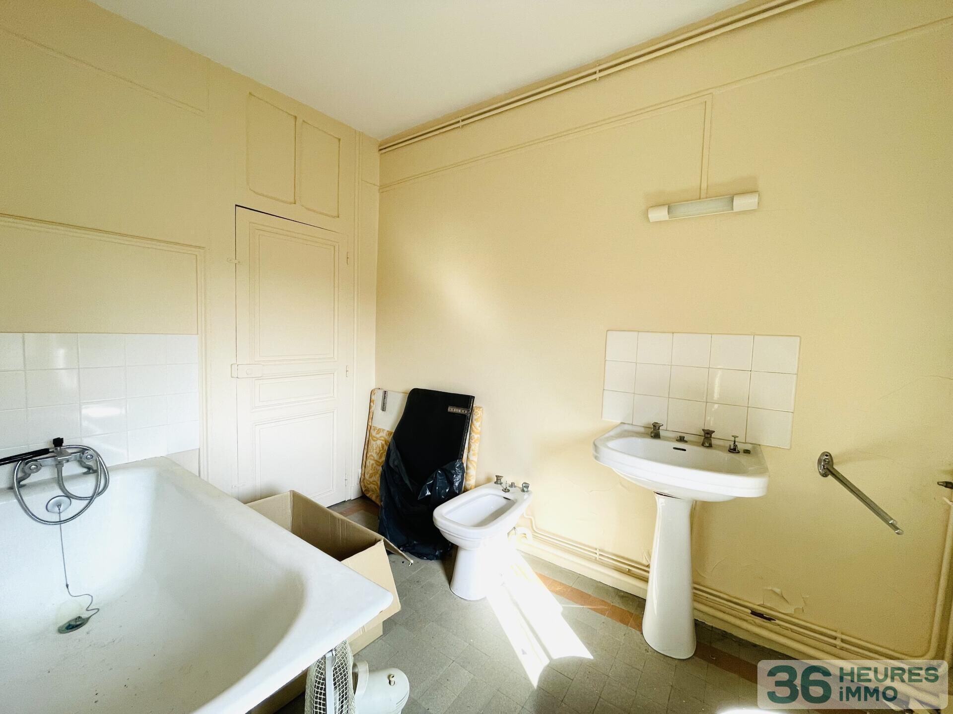 Ensemble immobilier *** 3 bâtisses *** potentiel de 640m2 *** hyper centre de VIHIERS