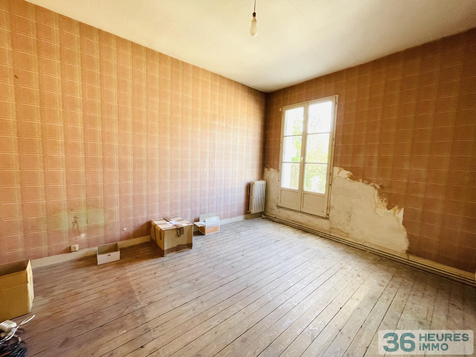 Ensemble immobilier *** 3 bâtisses *** potentiel de 640m2 *** hyper centre de VIHIERS