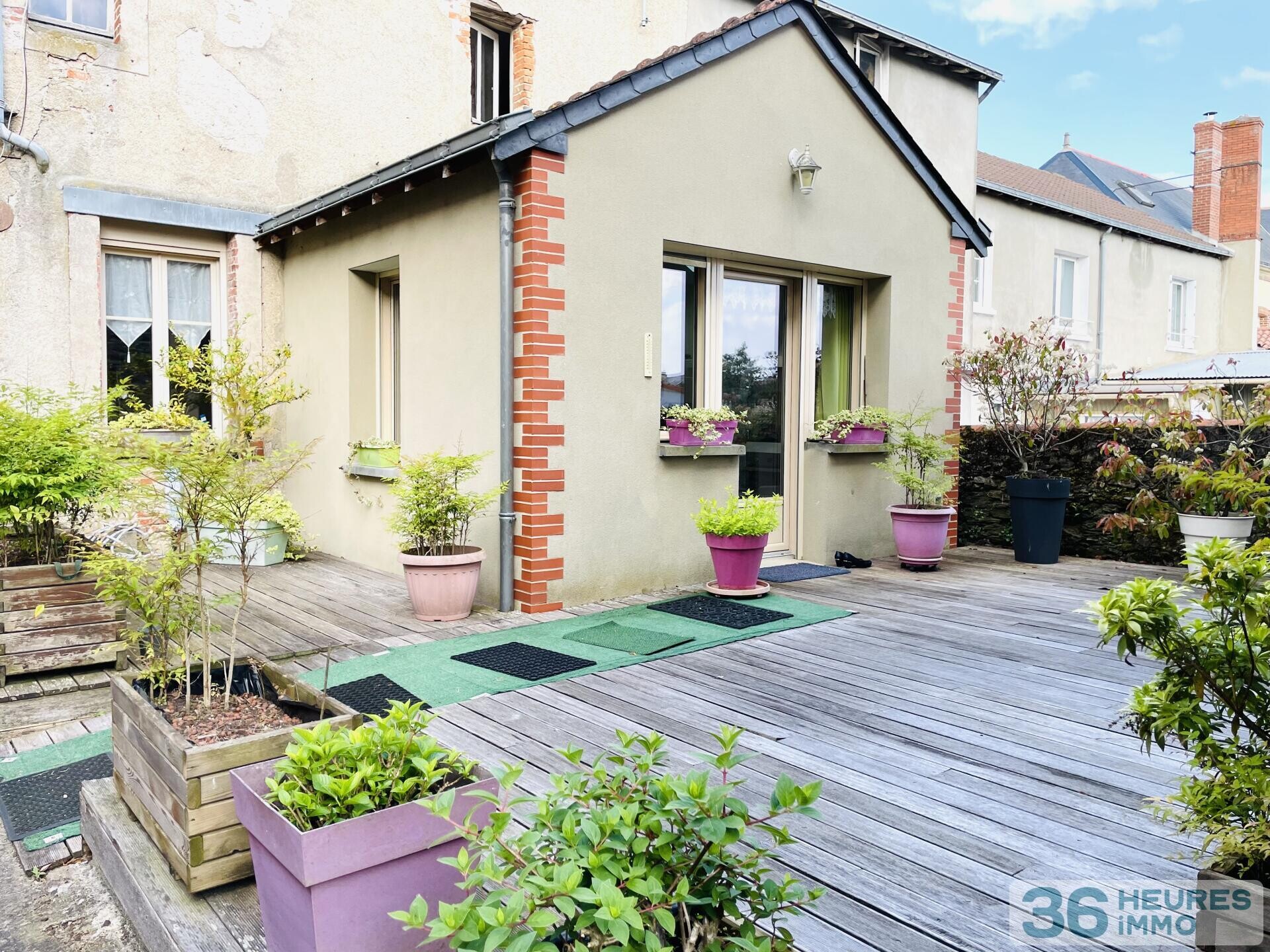 Ensemble immobilier *** 3 bâtisses *** potentiel de 640m2 *** hyper centre de VIHIERS