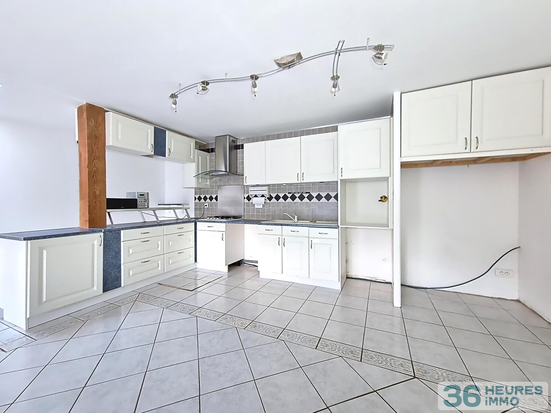 LOCAL COMMERCIAL AVEC LOGEMENT, SECTEUR MONTEREAU-FAULT-YONNE (77)