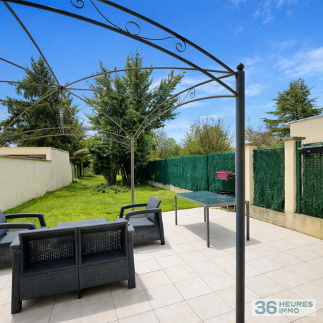 MENNECY Centre ville Jolie Maison de ville comprenant 4 Chambres,TERRAIN 387 M2, espace professionel en rez de jardin.