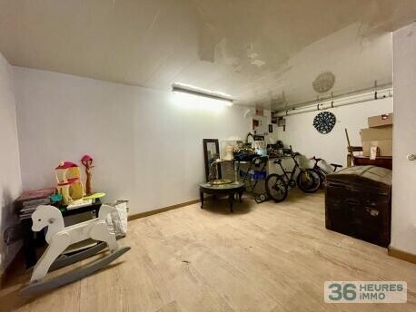 MENNECY Centre ville Jolie Maison de ville comprenant 4 Chambres,TERRAIN 387 M2, espace professionel en rez de jardin.