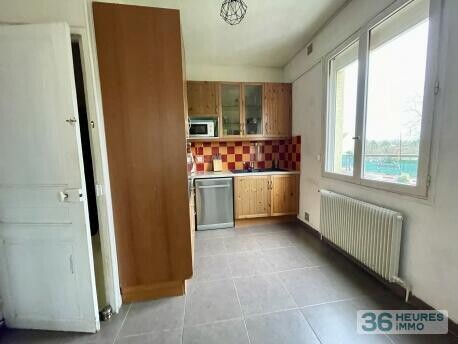 MENNECY Centre ville Jolie Maison de ville comprenant 4 Chambres,TERRAIN 387 M2, espace professionel en rez de jardin.