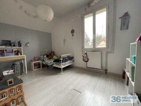 MENNECY Centre ville Jolie Maison de ville comprenant 4 Chambres,TERRAIN 387 M2, espace professionel en rez de jardin.