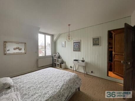 MENNECY Centre ville Jolie Maison de ville comprenant 4 Chambres,TERRAIN 387 M2, espace professionel en rez de jardin.