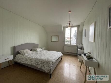 MENNECY Centre ville Jolie Maison de ville comprenant 4 Chambres,TERRAIN 387 M2, espace professionel en rez de jardin.