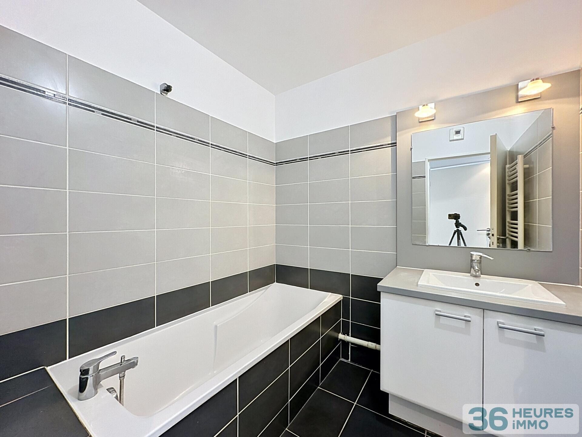 PORT MARIANNE - DEUX PIÈCES DE 50 M2 EN PREMIÈRE LIGNE DU BASSIN JACQUES COEUR