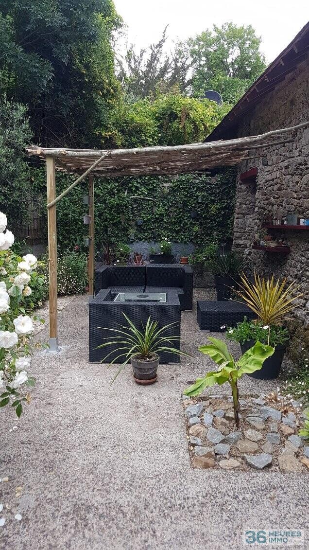 En hameau, maison en pierres, 128 m2 habitables, 4 chambres, sur terrain de 2460 m2