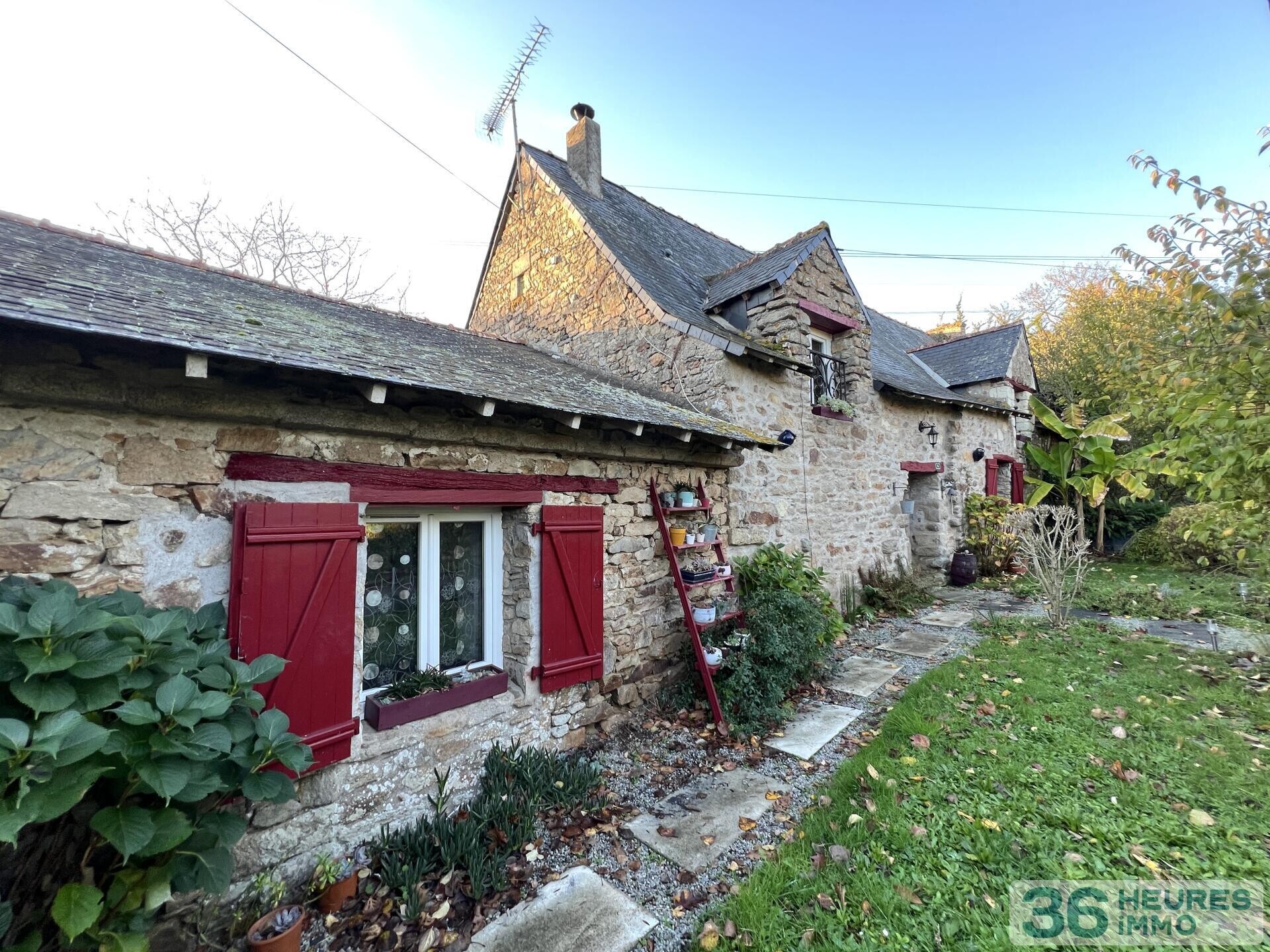 En hameau, maison en pierres, 128 m2 habitables, 4 chambres, sur terrain de 2460 m2