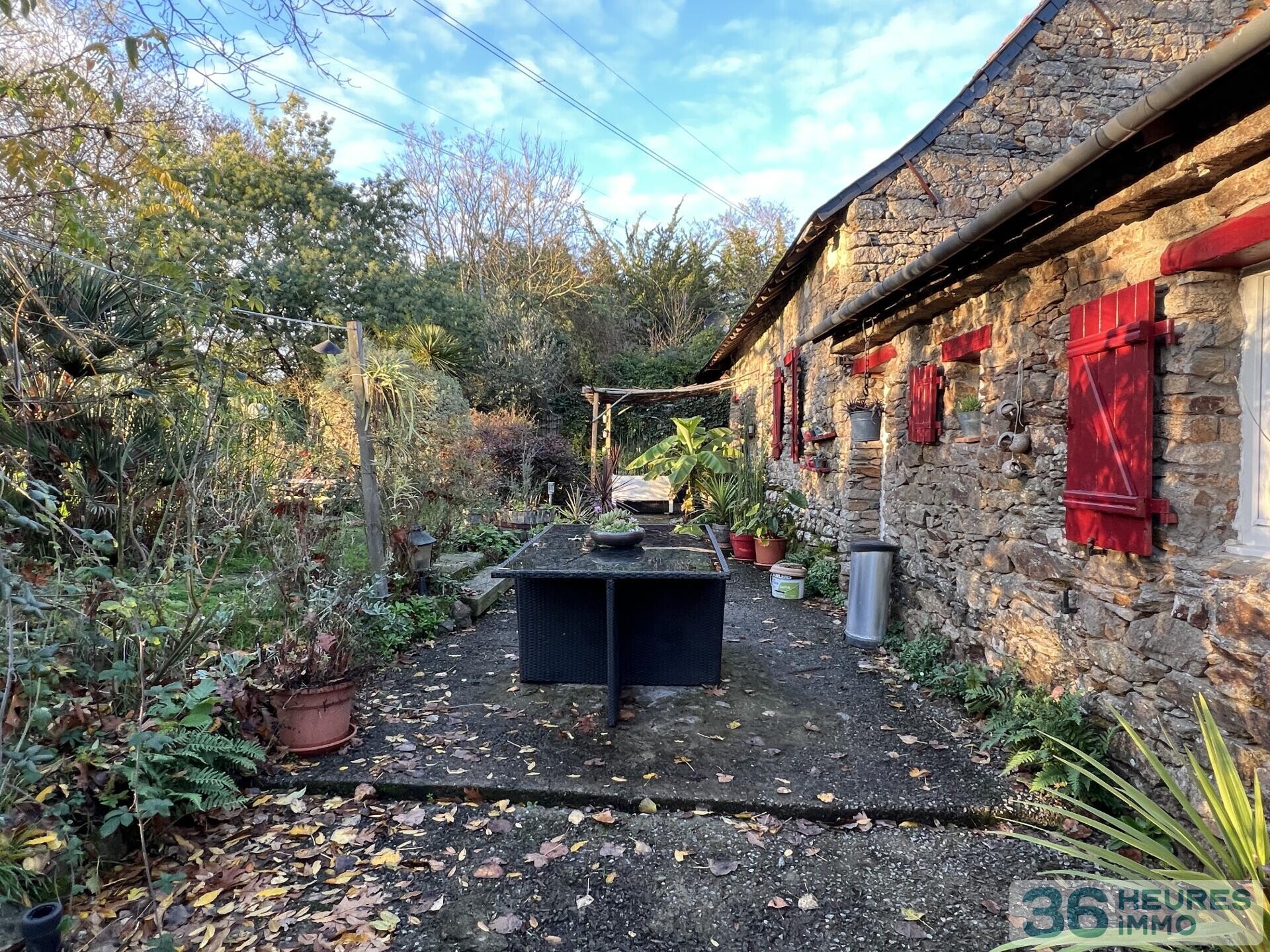 En hameau, maison en pierres, 128 m2 habitables, 4 chambres, sur terrain de 2460 m2