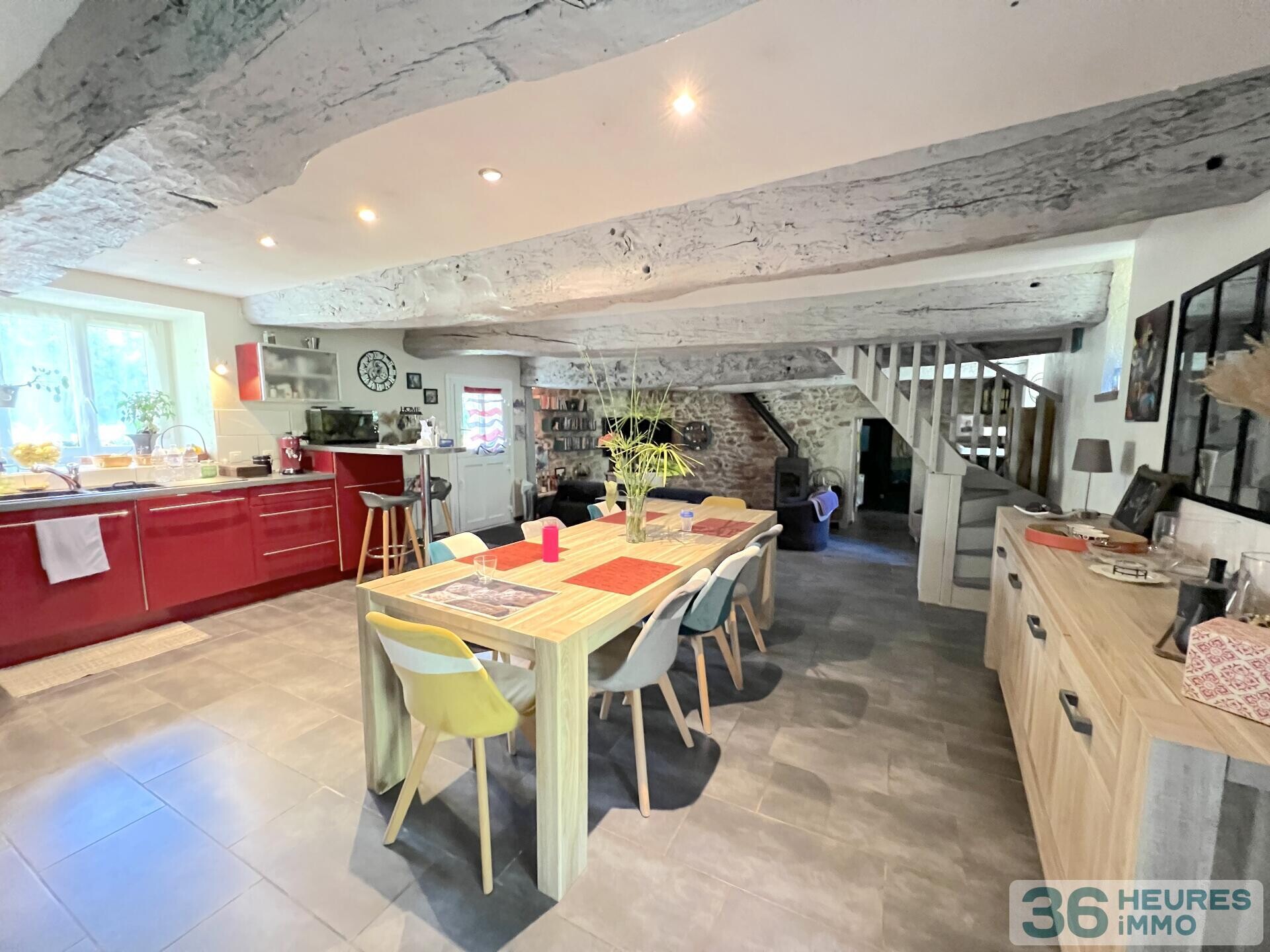 En hameau, maison en pierres, 128 m2 habitables, 4 chambres, sur terrain de 2460 m2