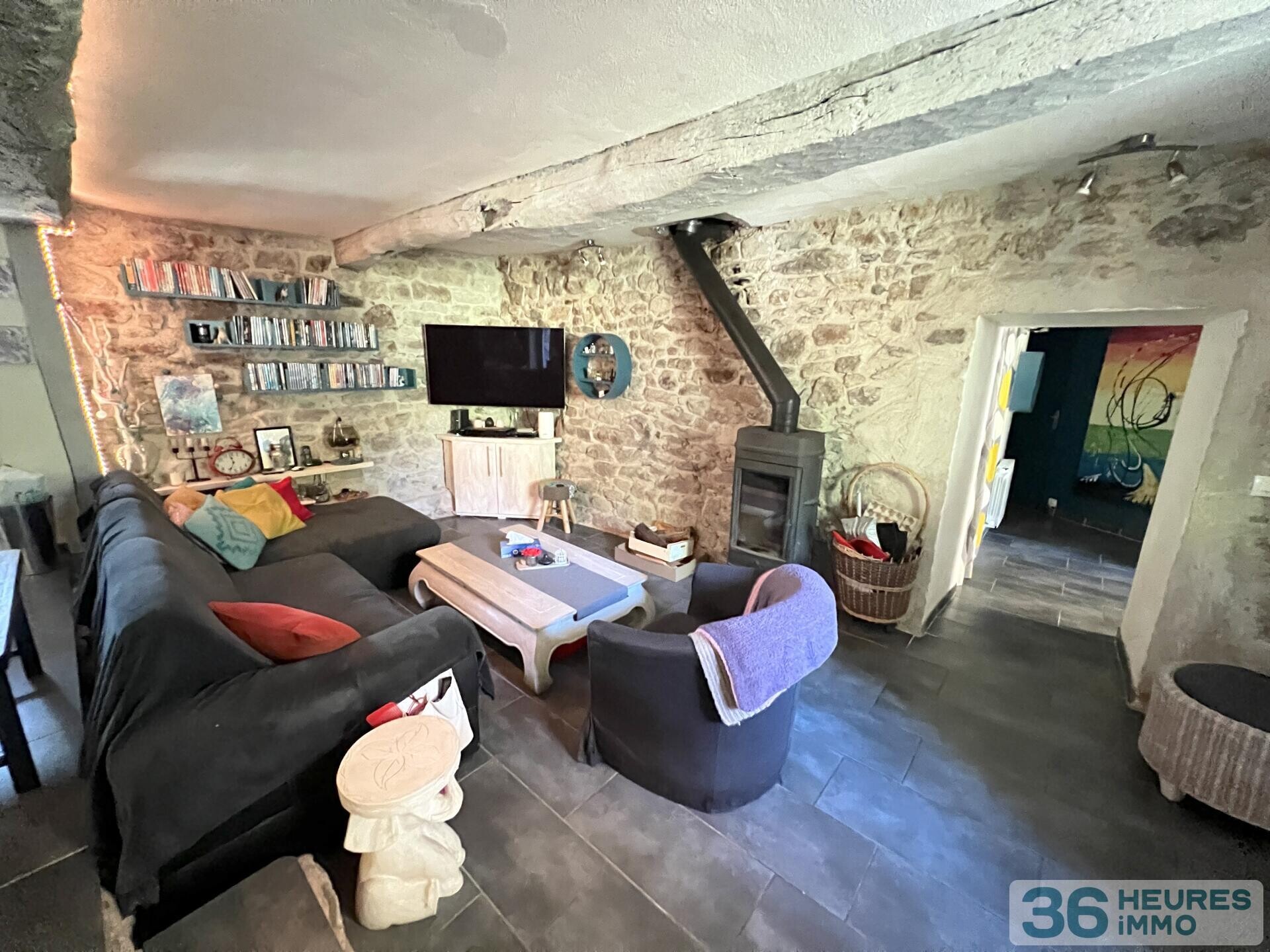 En hameau, maison en pierres, 128 m2 habitables, 4 chambres, sur terrain de 2460 m2