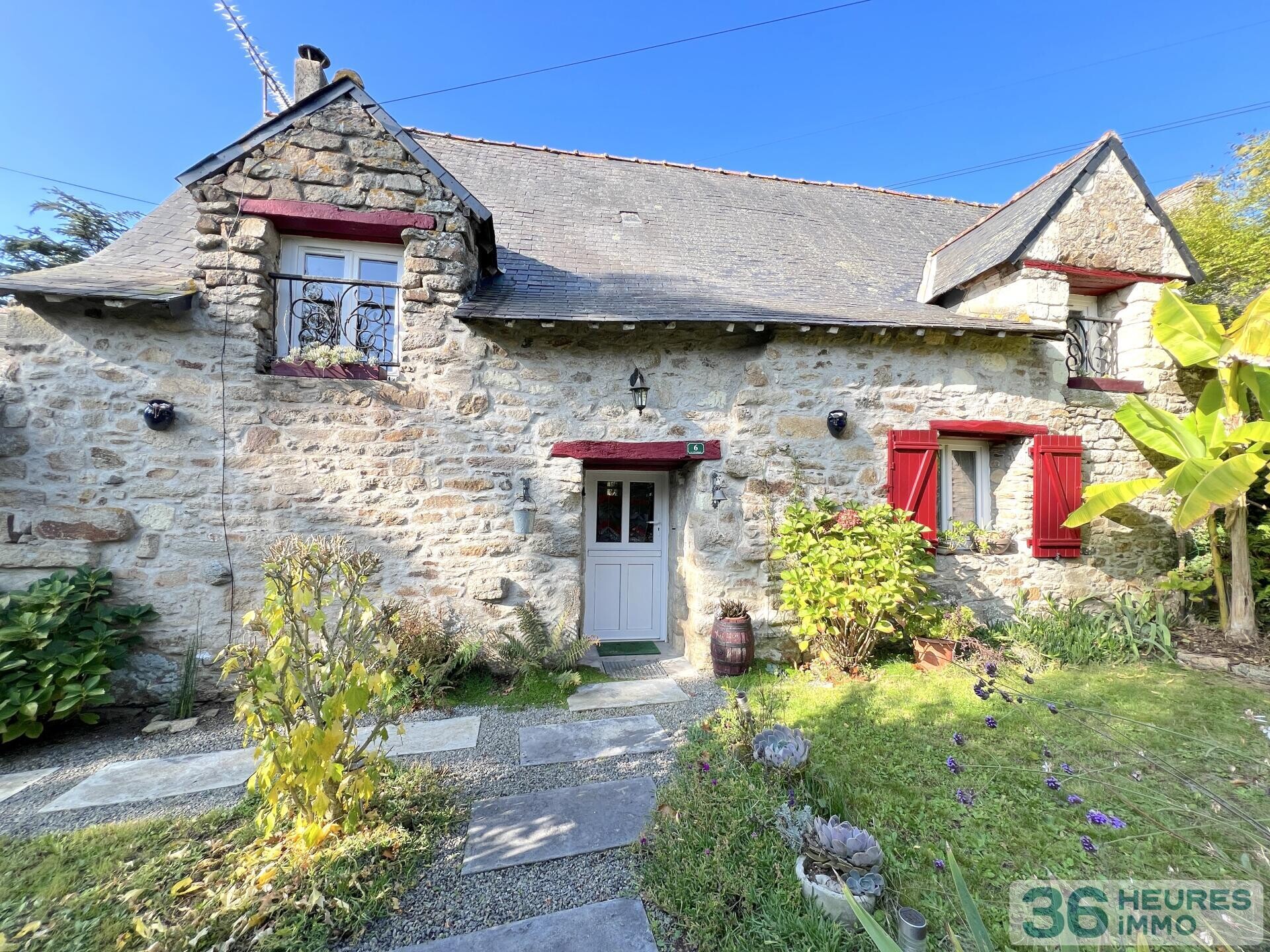 En hameau, maison en pierres, 128 m2 habitables, 4 chambres, sur terrain de 2460 m2