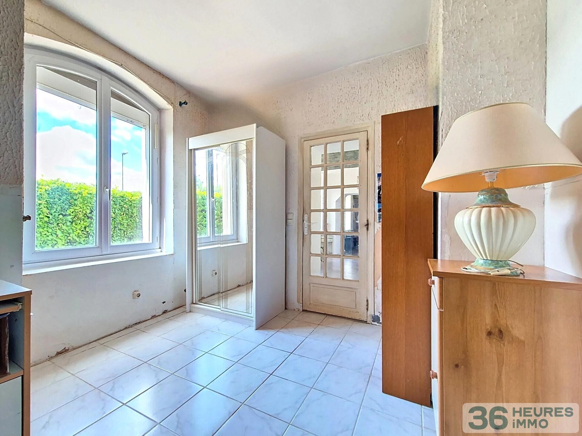 CHARME ET POTENTIEL POUR CETTE BATISSE 5 CHAMBRES & JARDIN SANS VIS-A-VIS