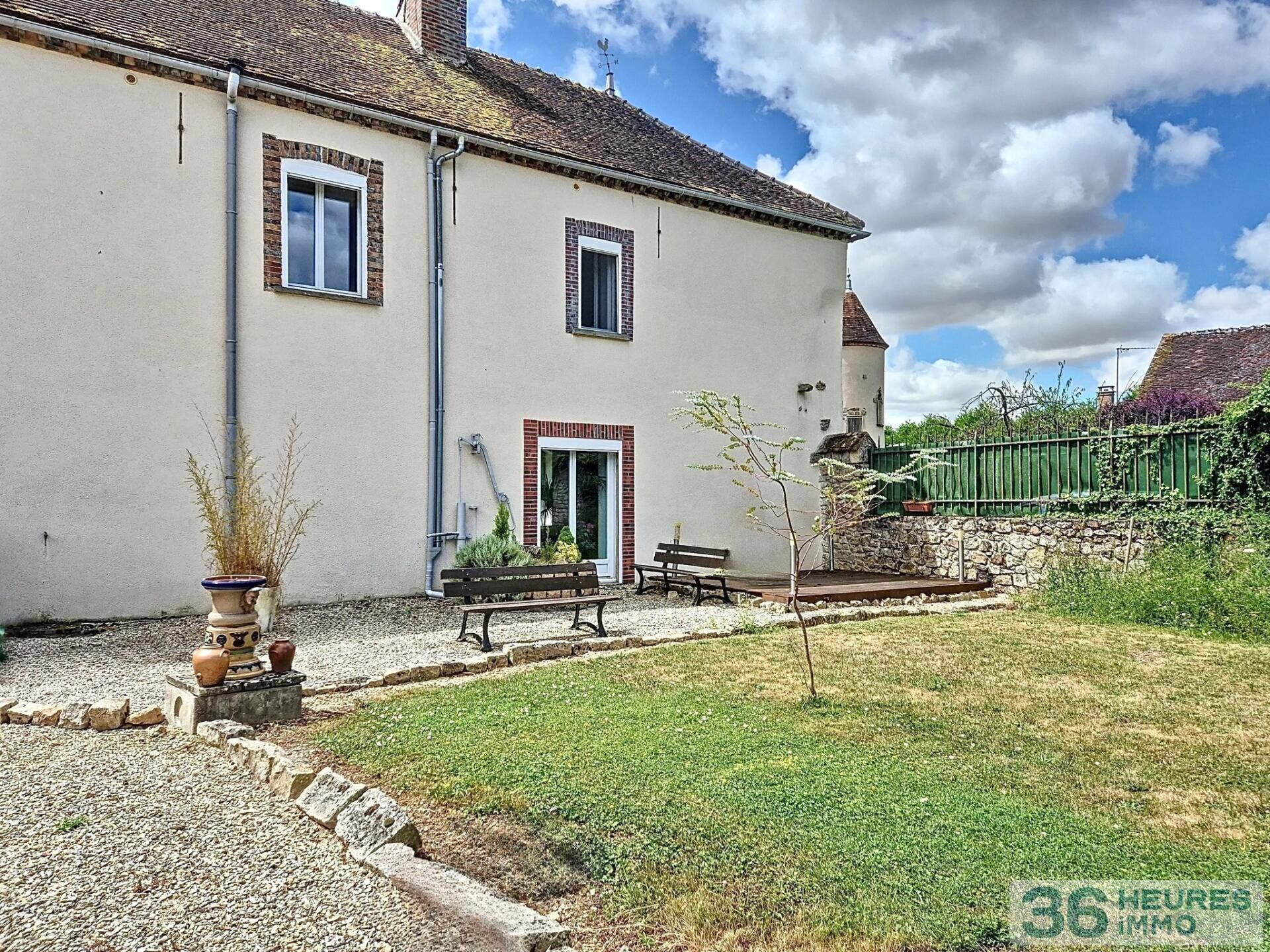 CHARME ET POTENTIEL POUR CETTE BATISSE 5 CHAMBRES & JARDIN SANS VIS-A-VIS