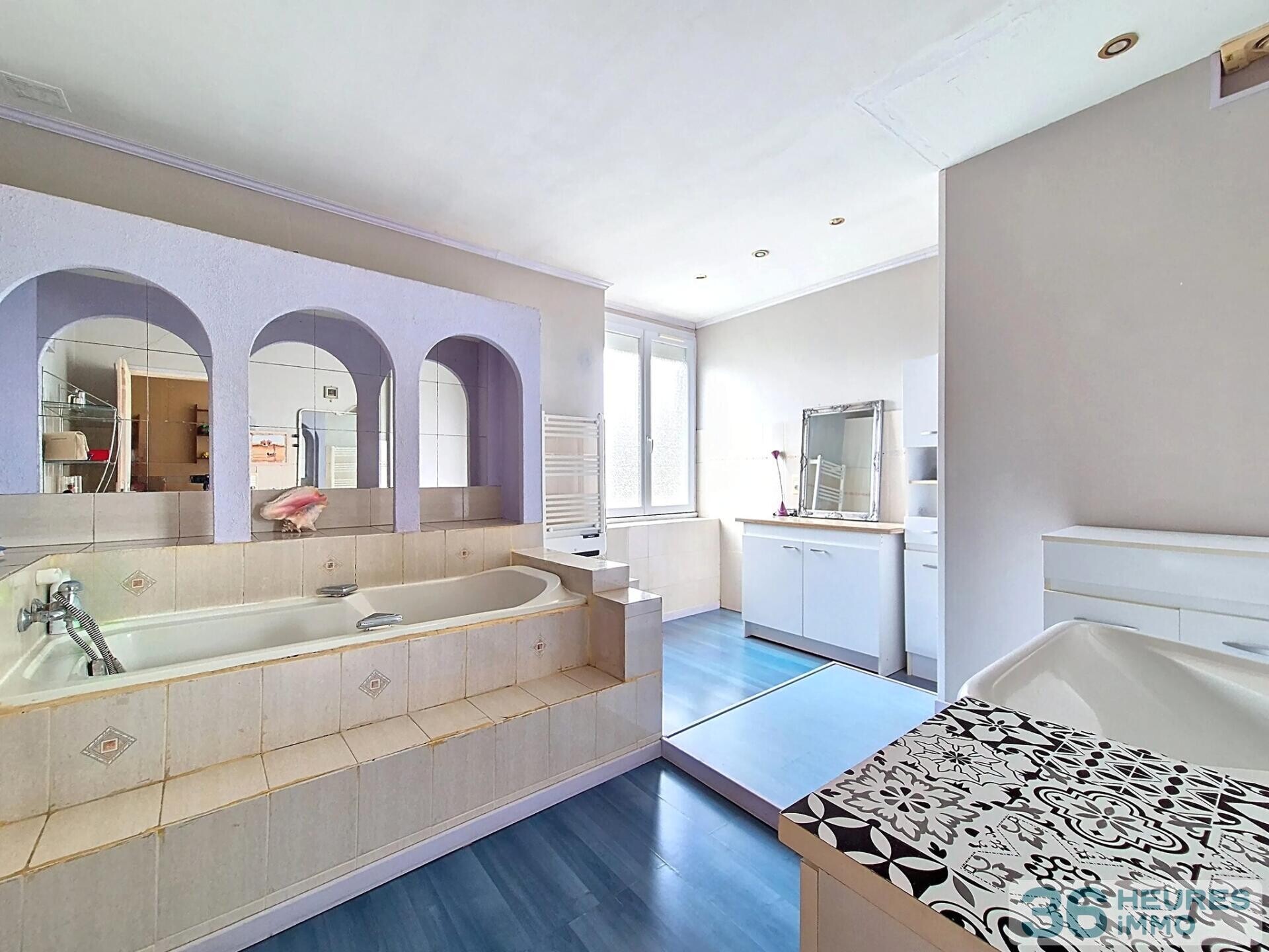 CHARME ET POTENTIEL POUR CETTE BATISSE 5 CHAMBRES & JARDIN SANS VIS-A-VIS