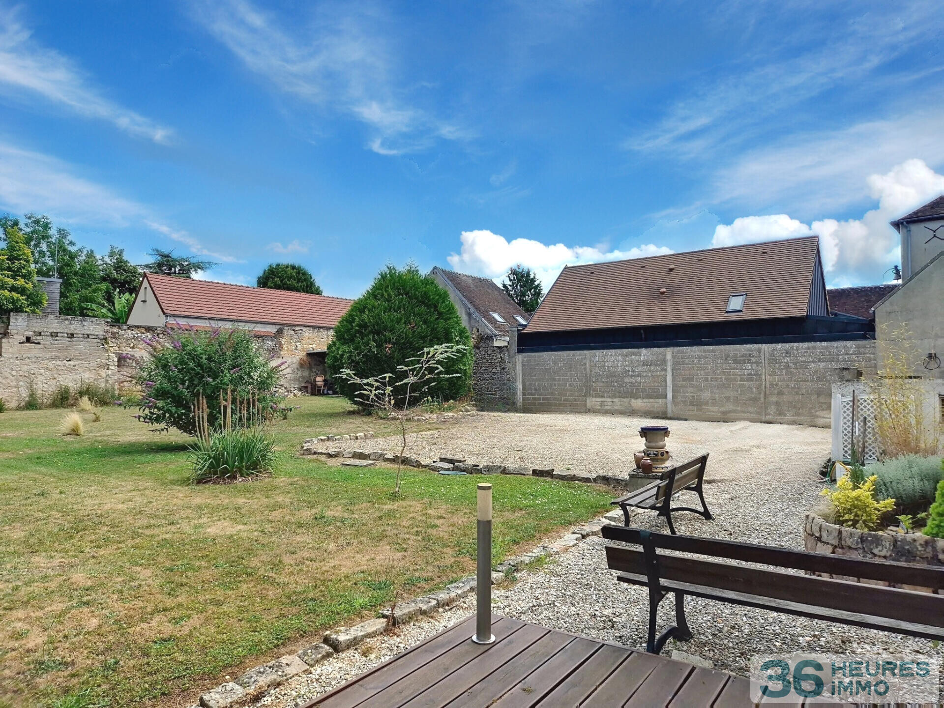 CHARME ET POTENTIEL POUR CETTE BATISSE 5 CHAMBRES & JARDIN SANS VIS-A-VIS