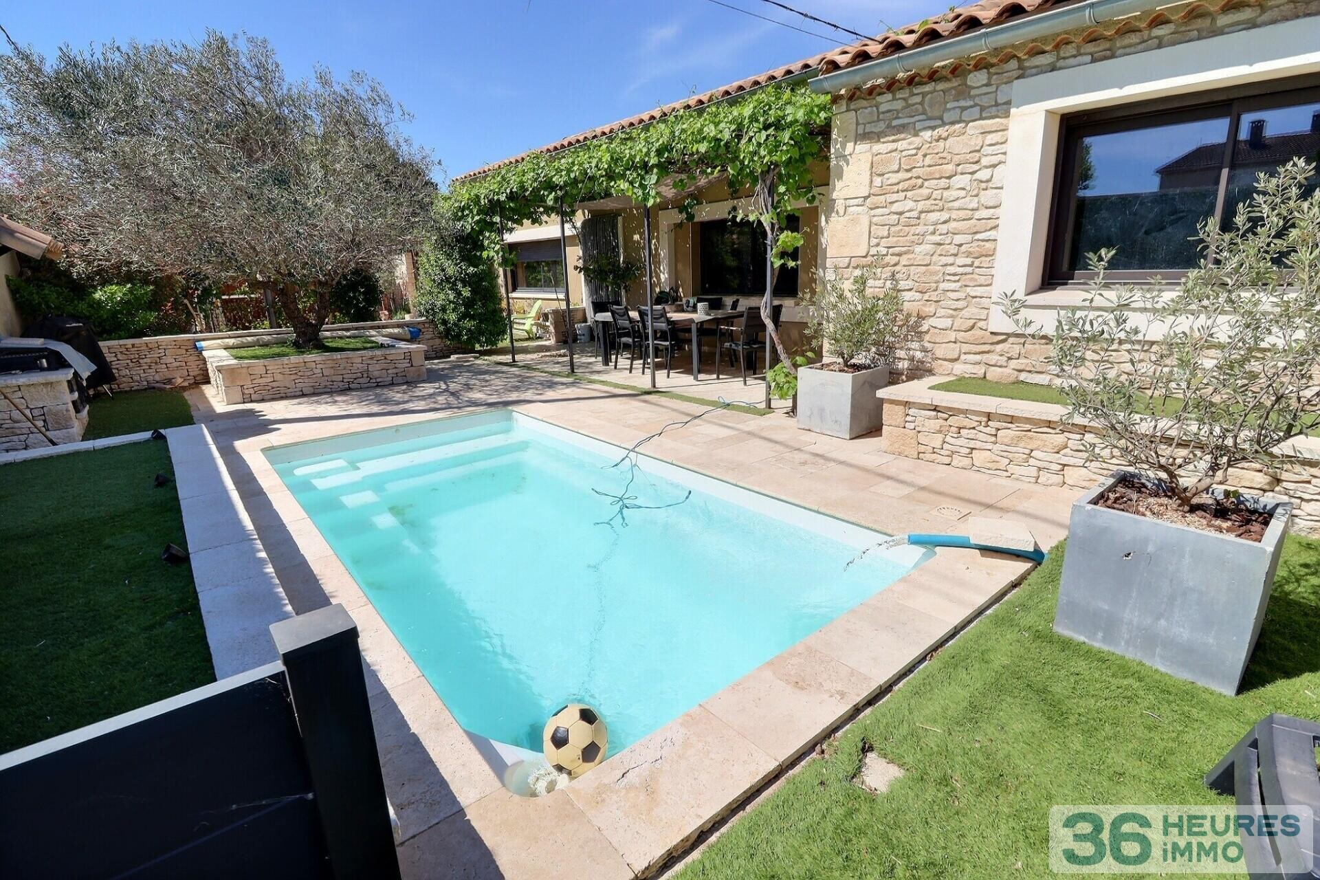 Maison de type 5 d'environ 130 M² plus annexes de 110 m² terrain piscine
