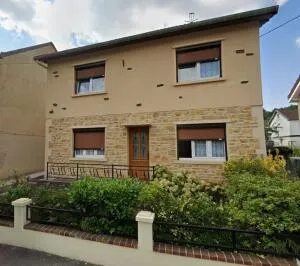 À Charleville-Mézières, secteur recherché de Montcy-Saint-Pierre, découvrez cette maison d’habitation indépendante offrant un beau potentiel.