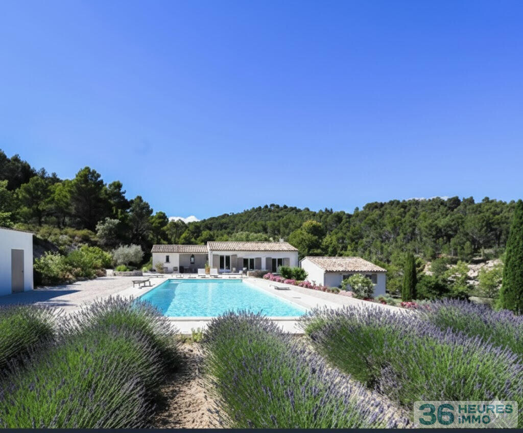 Propriété à Joucas avec vue panoramique et piscine