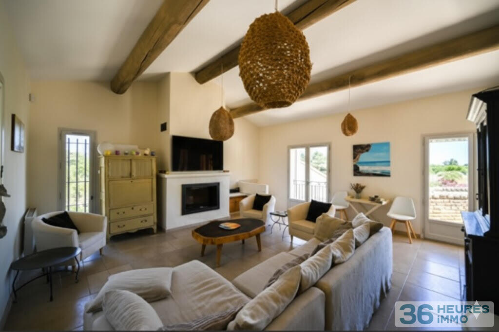 Propriété à Joucas avec vue panoramique et piscine