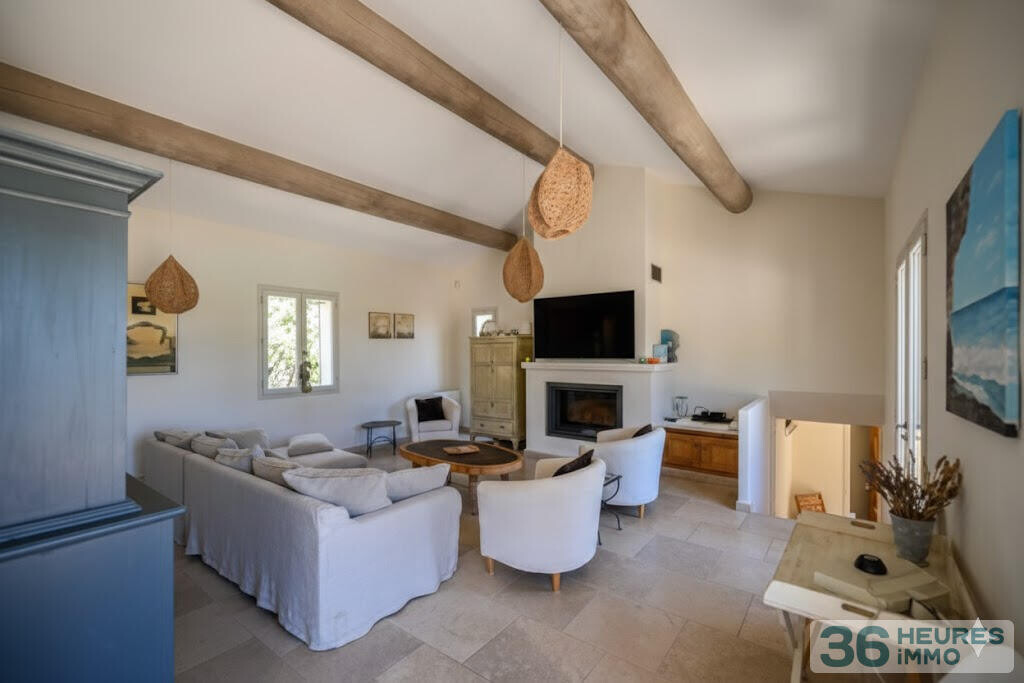 Propriété à Joucas avec vue panoramique et piscine