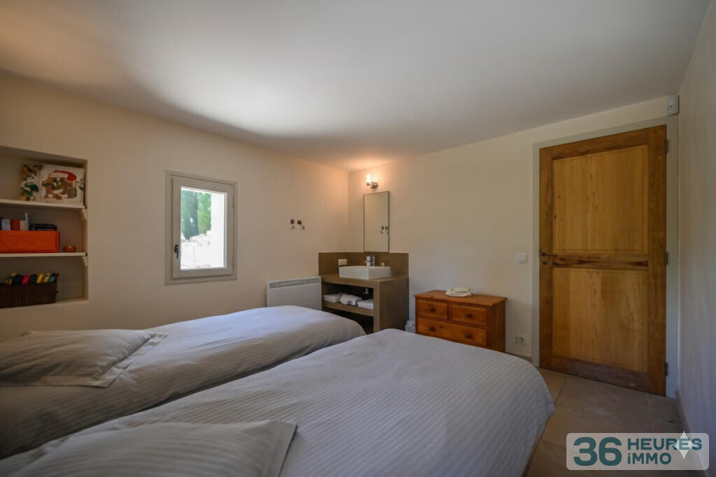 Propriété à Joucas avec vue panoramique et piscine