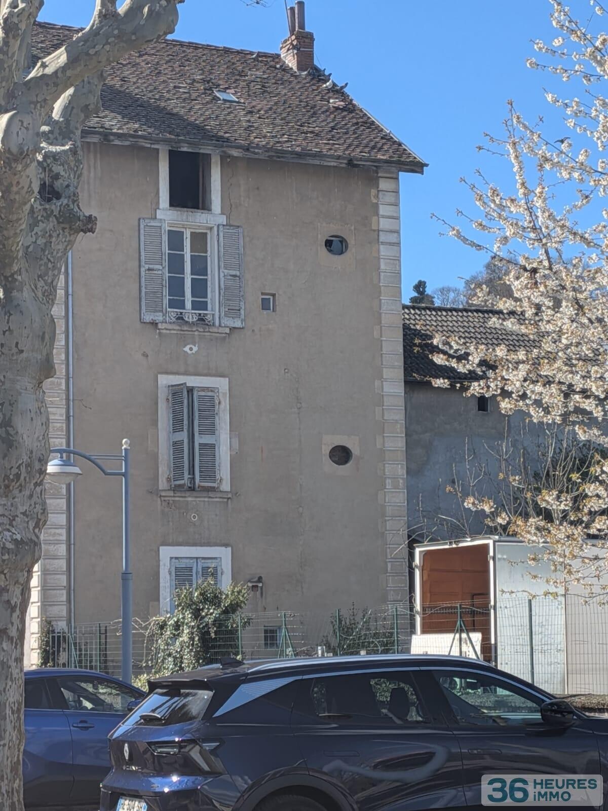 Immeuble de rapport à rénover Plein cœur de ville  Renage