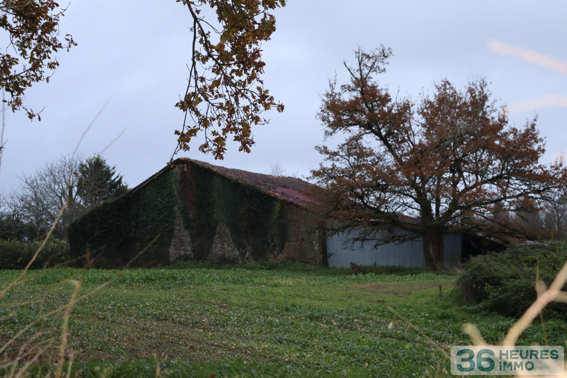 Ancienne grange en pierre à Maisonnais-sur-tardoire
