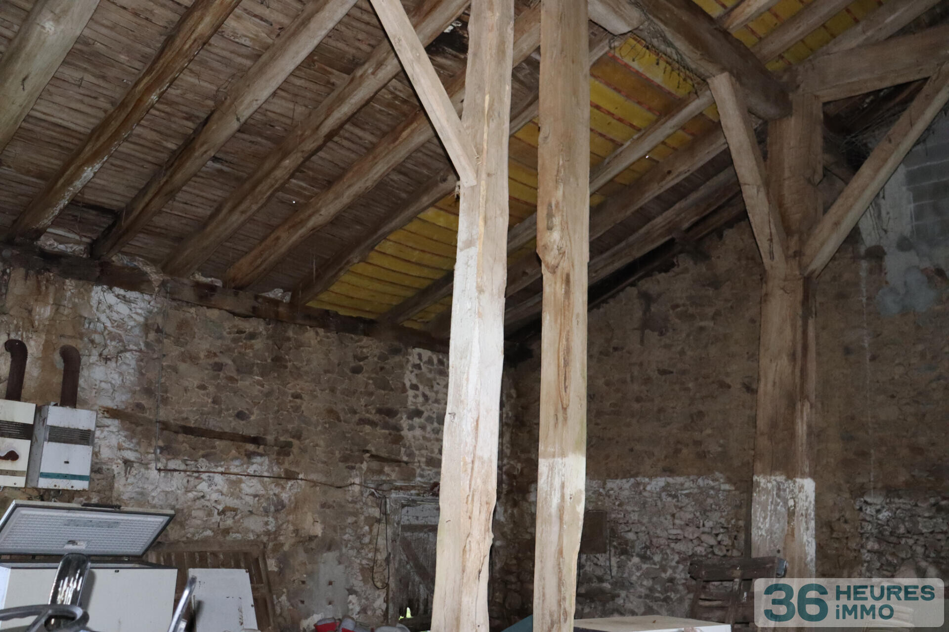 Ancienne grange en pierre à Maisonnais-sur-tardoire