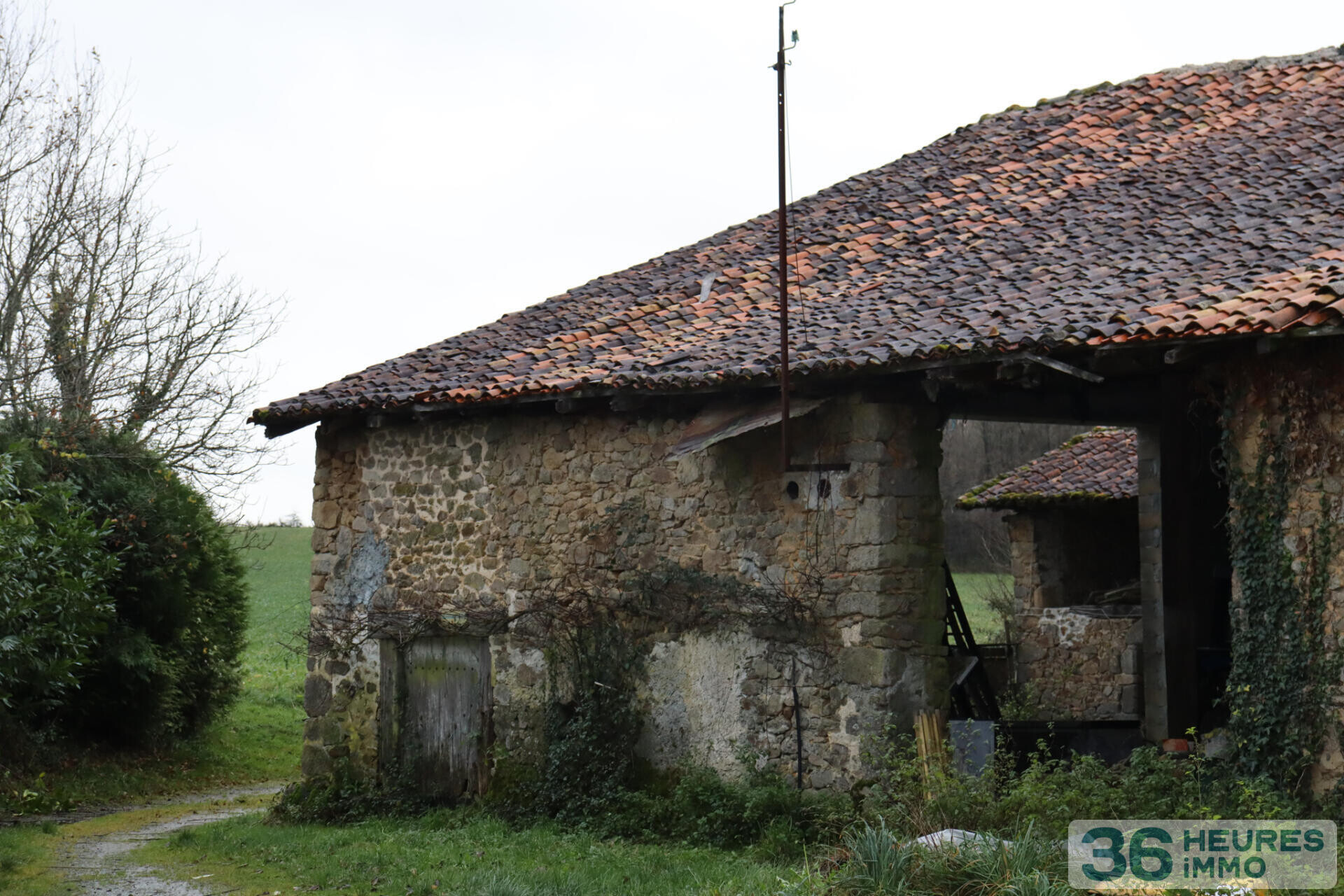 Ancienne grange en pierre à Maisonnais-sur-tardoire