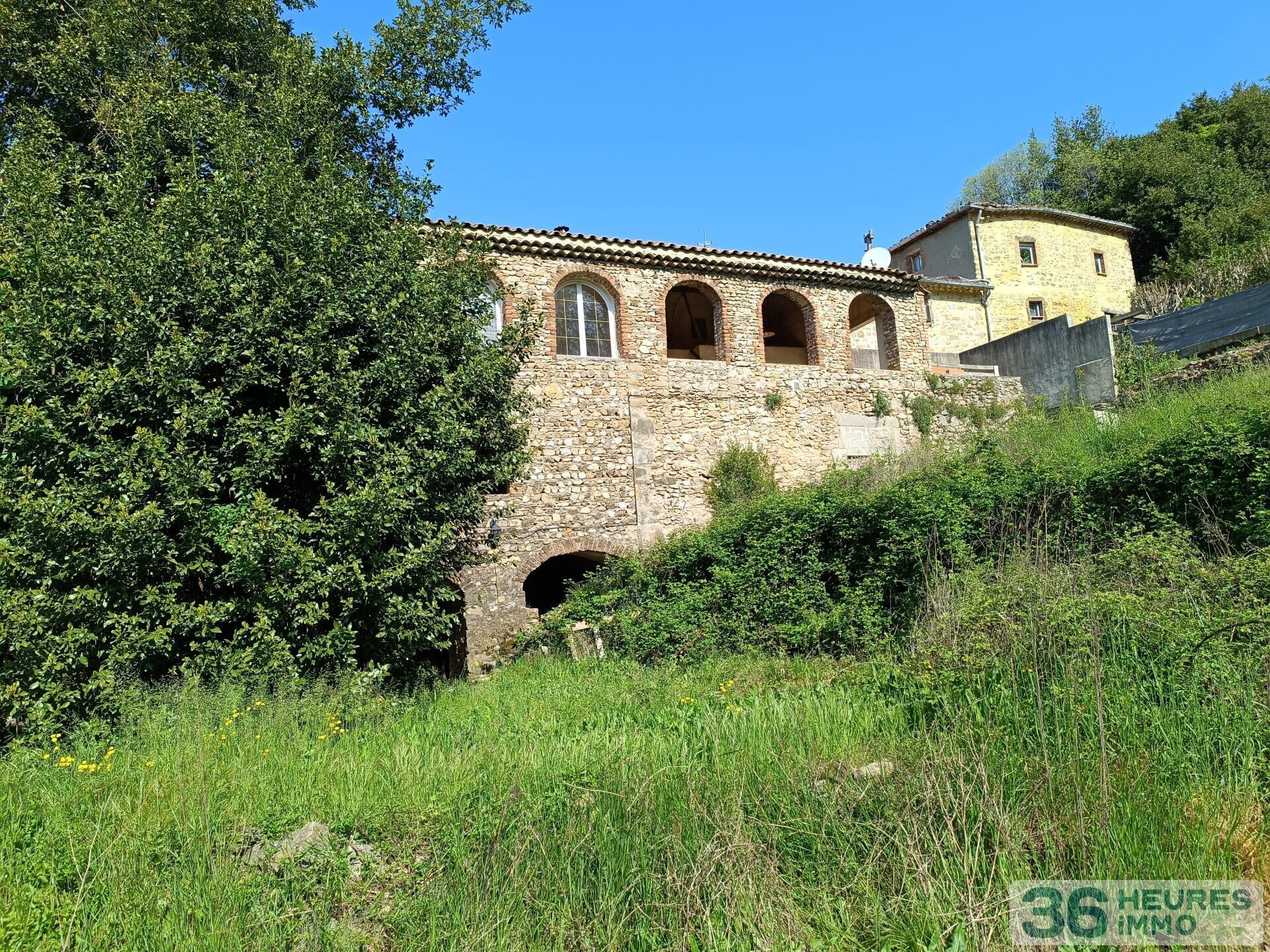 Mas ancien à vendre de deux logements plus dépendances sur 1125m² de terrain ouvert