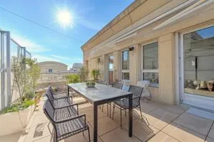 HOTEL DE REGION - DUPLEX EN DERNIER ETAGE DONNANT SUR TERRASSE DE 30 M².