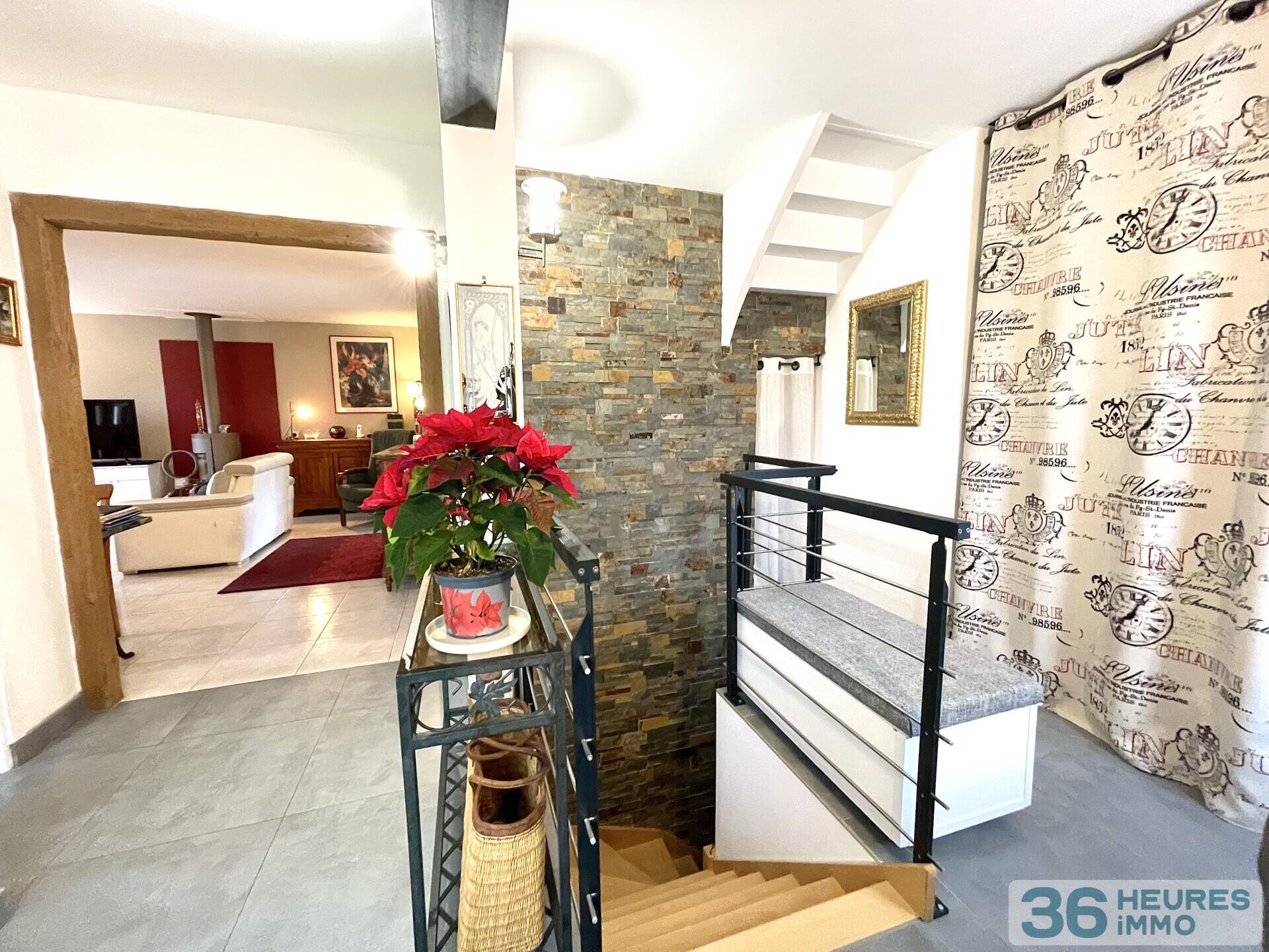MAISON TRADITIONNELLE SITUEE AU COEUR DE SAINT FARGEAU PONTHIERRY AVEC APPARTEMENT DE TYPE T2 en rez de jardin