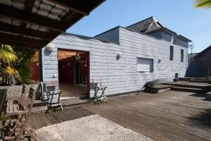Maison atypique avec grande terrasse couverte et aménagements extérieurs