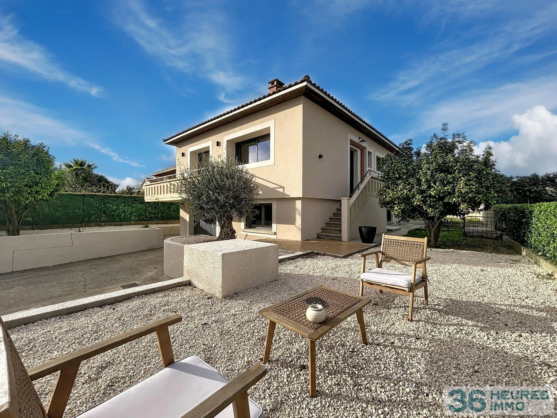 MAISON 4 FACES RÉNOVÉE AVEC CHARME ET ÉLÉGANCE GARAGE et TERRAIN de 617m2