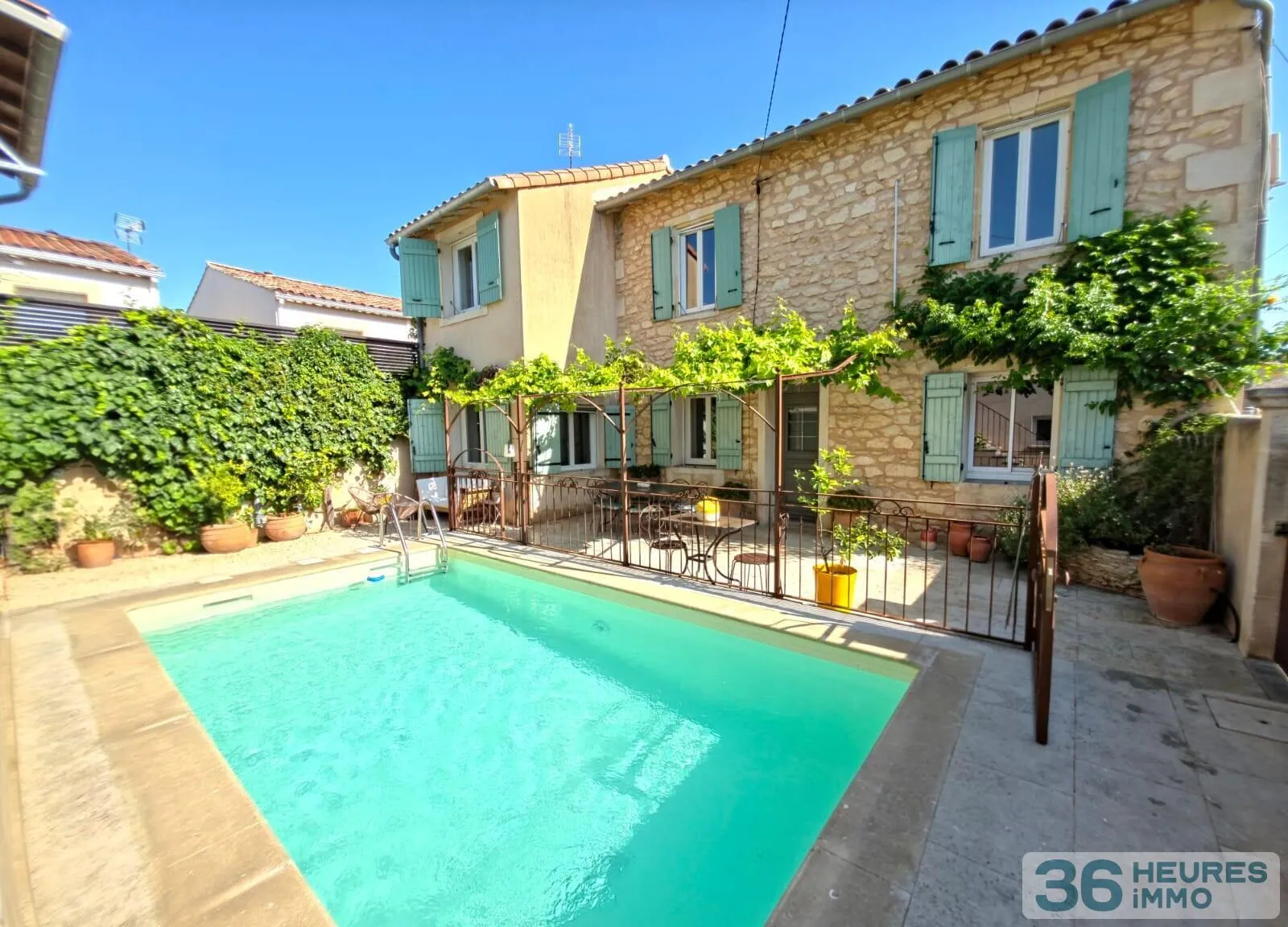Ravissante maison de ville avec dépendance, garage et piscine à St Gilles !