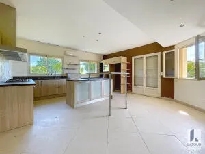 Vente Interactive - Maison familiale de plain-pied avec piscine et vaste jardin arboré
