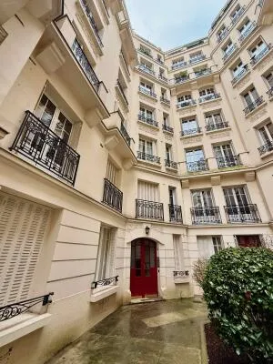 Chambre de service - Immeuble ancien avec ascenseur