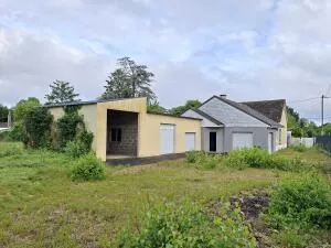 ARNAGE - MAISON PLAIN PIED SUR GRAND TERRAIN BOISE AVEC GARAGES