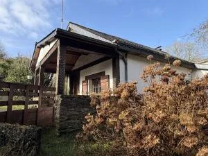 Campagne, maison à rénover sur 6565m² de terrain avec hangar
