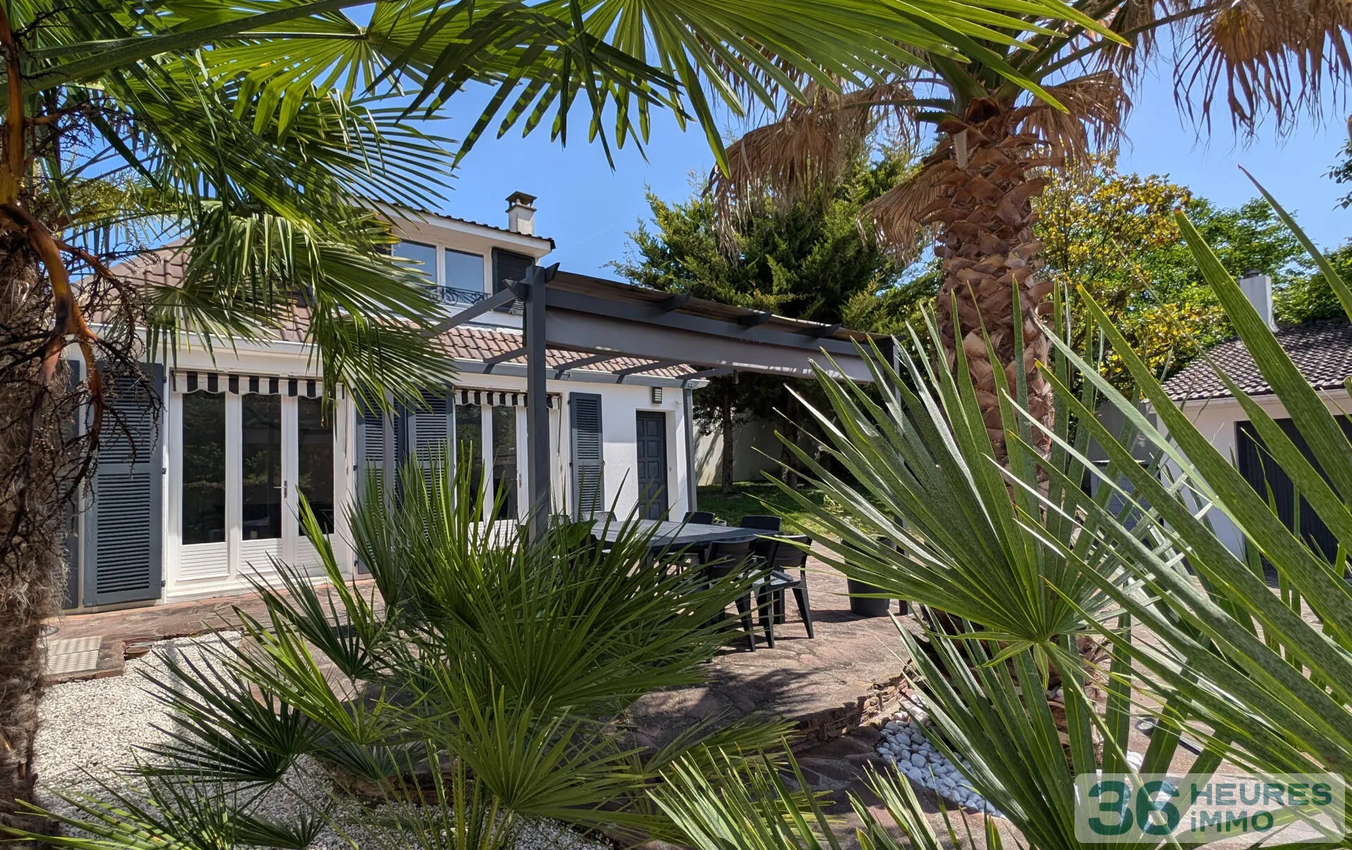 Maison de 10 pièces sur terrain de 923m2 avec 2 garages et  1 appartement indépendant.