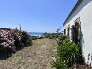 PLOZEVET - A 600m de la plage, offrant vue mer, jolie longère idéale pour résidence secondaire