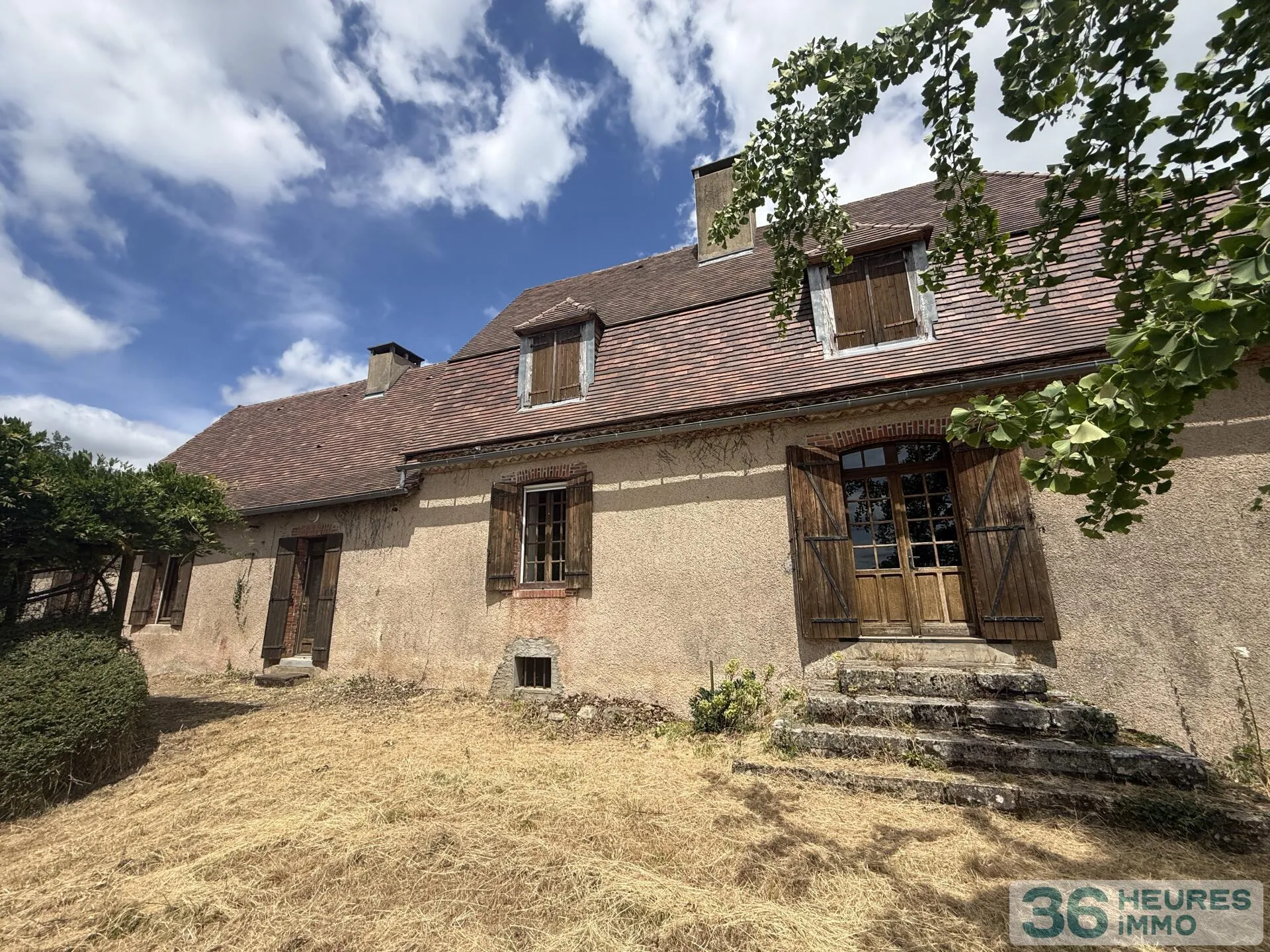 MAISON FORESTIERE EN PIERRE ET DEPENDANCE
