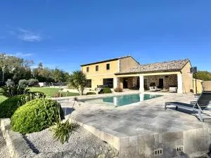 villa de standing avec jardin et piscine
