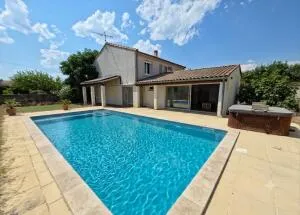 Villa familiale avec garage et piscine à Marguerittes.